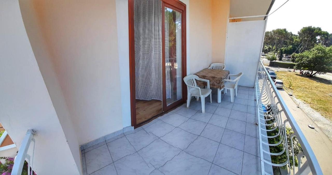 Apartmani Leon Biograd Na Moru Exterior foto